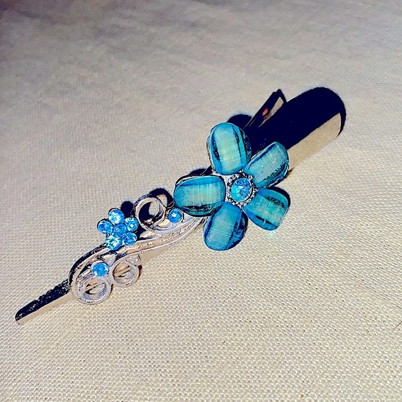 Set of 2 small hair clips. Rhinestone, floral design. - Picture 2 of 4